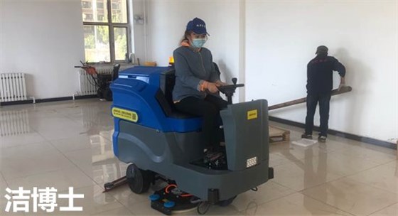 洗地機(jī)使用中 洗地機(jī)使用中